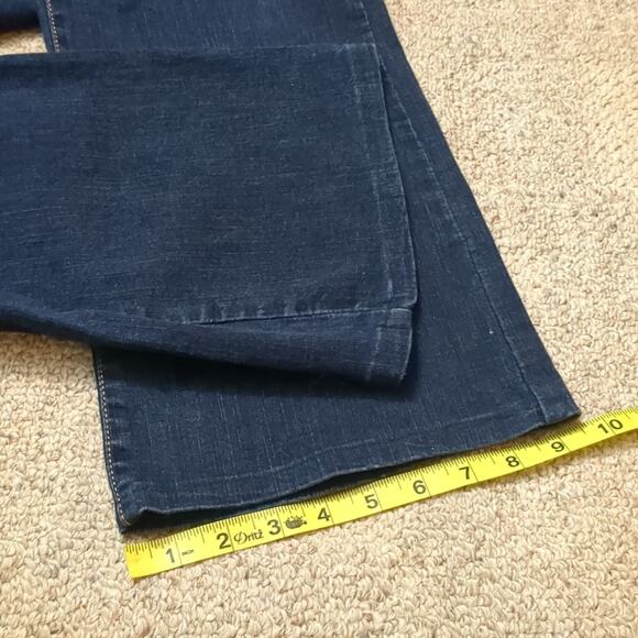 Levi's Women's Perfectly Slimming 512 Bootcut Dark Wash Jeans Size 8 Short - Picture 4 of 6